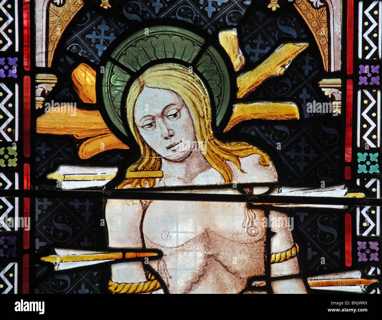 Una vetrata di Frank Holt raffigurante la tentata esecuzione di San Sebastiano, 3 ° secolo Roma, Chiesa di San Lorenzo, Lighthorne Foto Stock