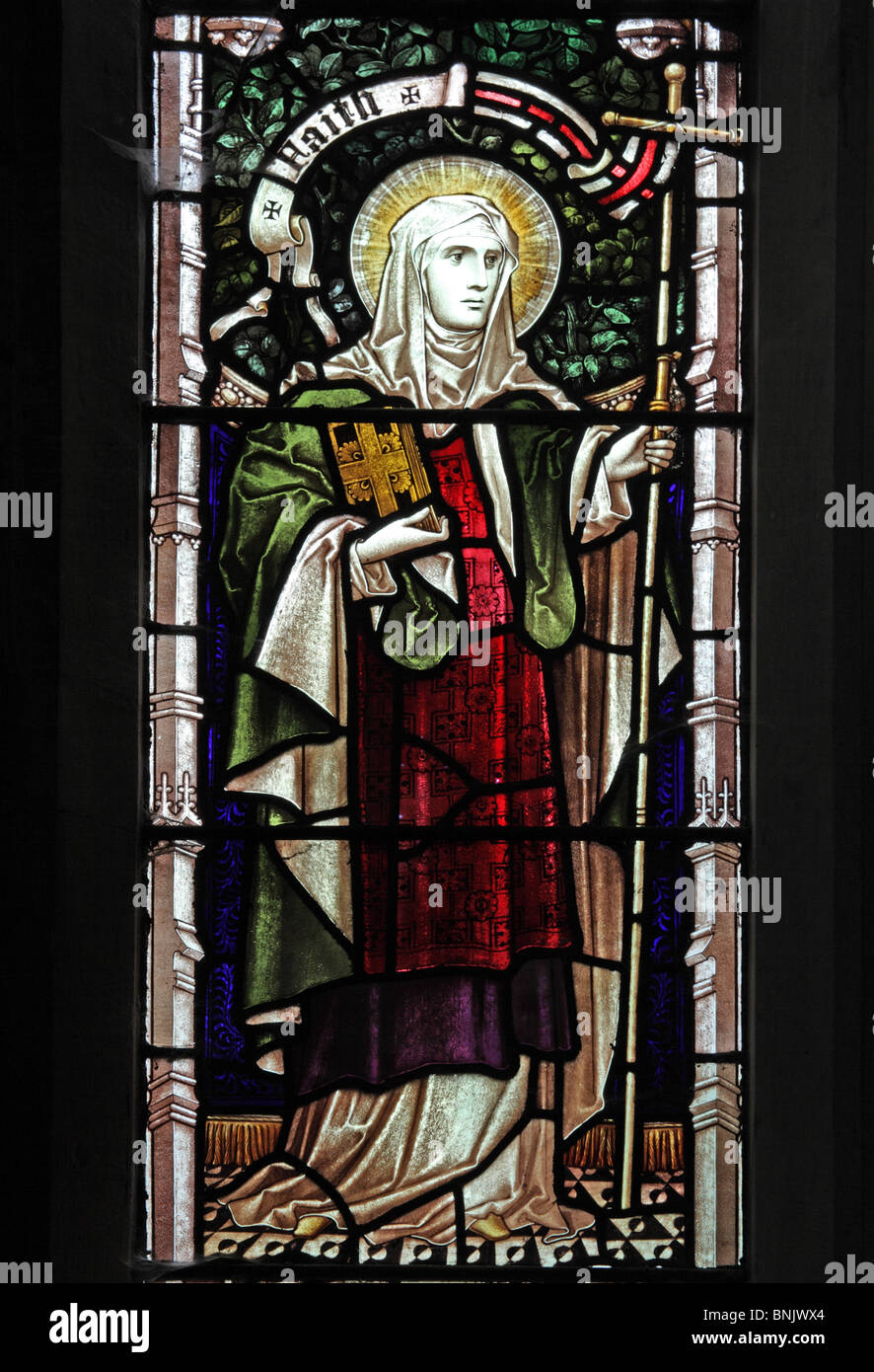 Una delle vetrate colorate raffiguranti la fede, la Chiesa Parrocchiale di San Giacomo il Grande, Snitterfield; artista Edward Frampton di Londra Foto Stock