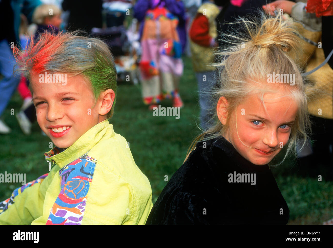 Un ragazzo e una ragazza vestita con dipinto di capelli e si affaccia su bambini festival estivo giorno in Svezia Foto Stock