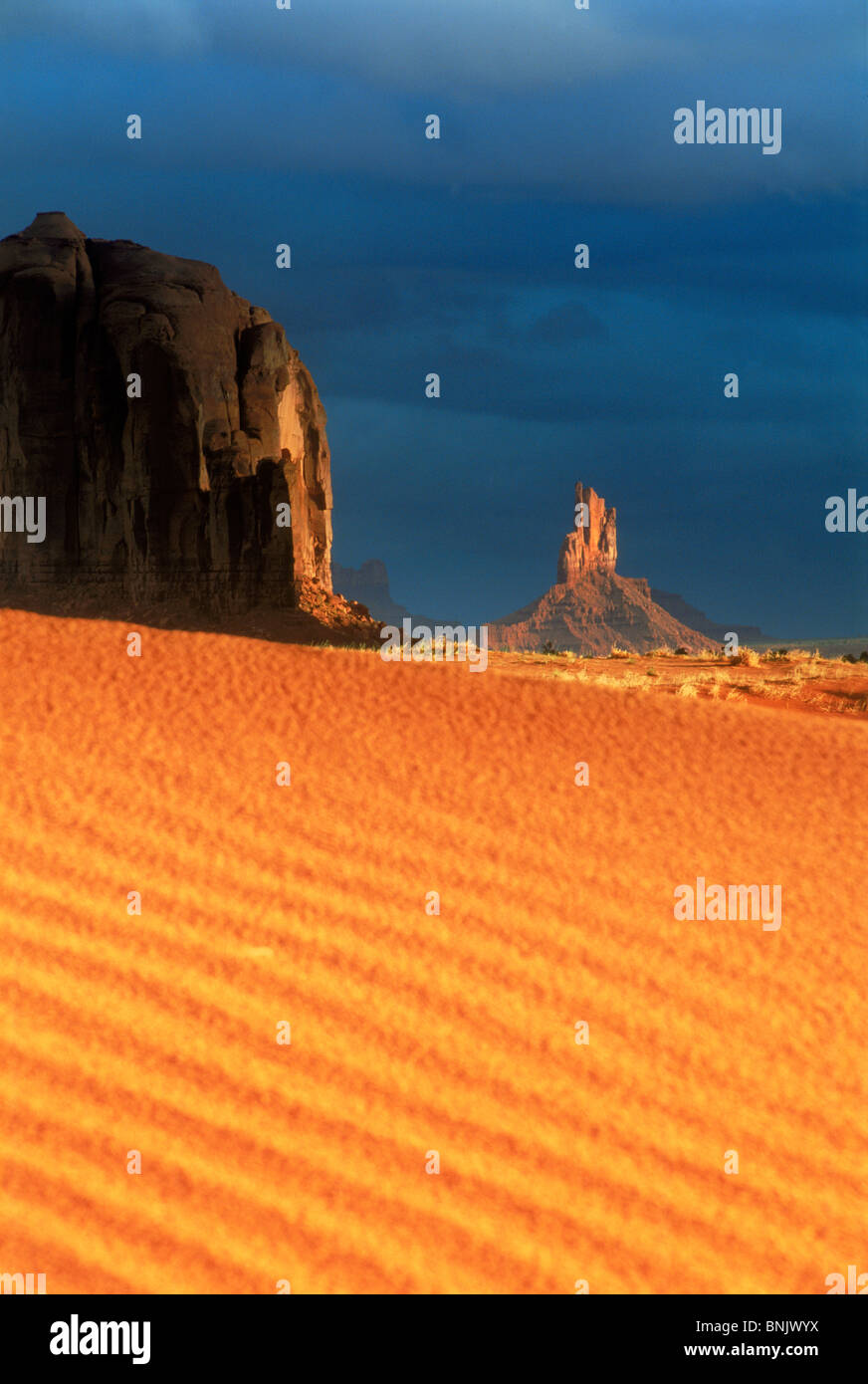 Sunrise luce attraverso sabbie del deserto in Monument Valley, Arizona Foto Stock