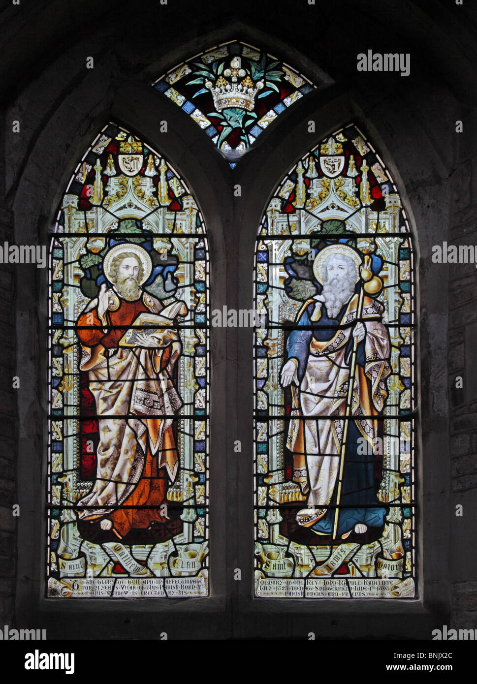 Una delle vetrate colorate raffiguranti San Matteo e San Giacomo il Maggiore, Chiesa Parrocchiale di San Giacomo il Grande, Snitterfield; artista Frank Holt & Co Foto Stock