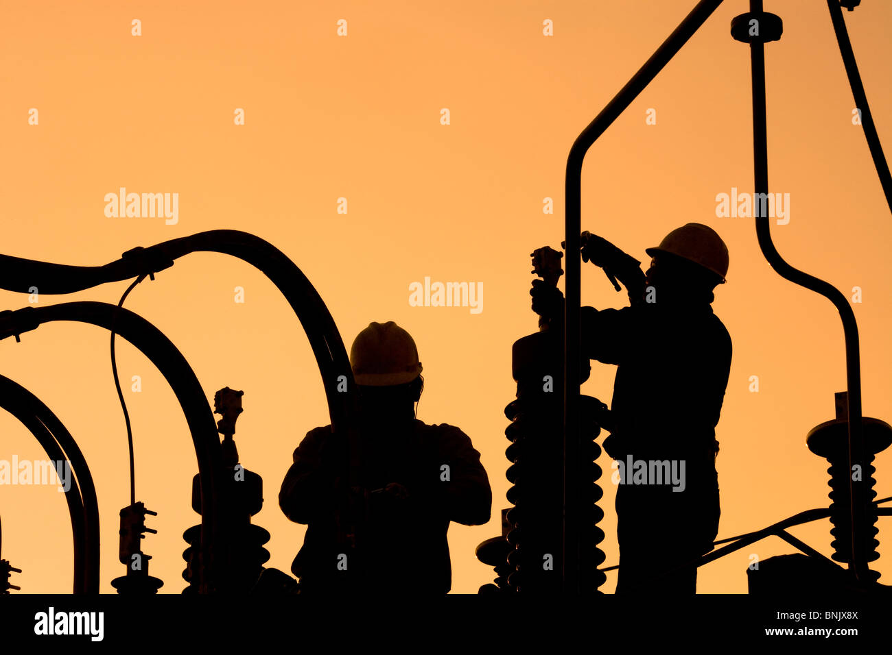 Lavoratori impostazione elettrica stazione secondaria in Santiago de Cile Foto Stock