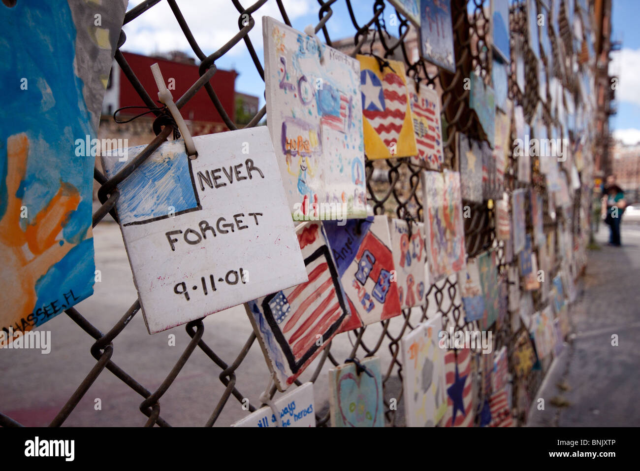 Il 9/11 piastrella Wall Memorial a Manhattan, New York situato nel villaggio di Greenwich e compreso del dipinto a mano le piastrelle ceramiche decorate da bambini, NYC Foto Stock