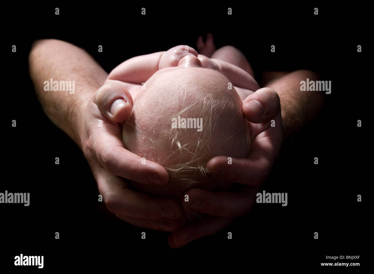 1 mese fa baby boy detenute da padre le mani orizzontalmente, visto dalla cima della sua testa per le sue dita dei piedi di distanza. Foto Stock