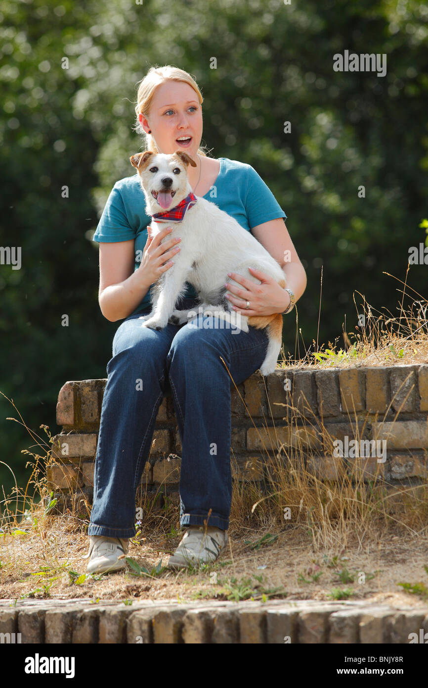 Donna con Parson Russell Terrier sul giro / Parson Jack Russell Terrier Foto Stock