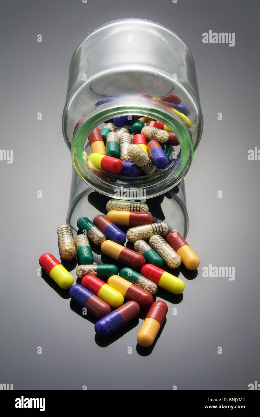 Pillole nel vasetto di vetro Foto Stock