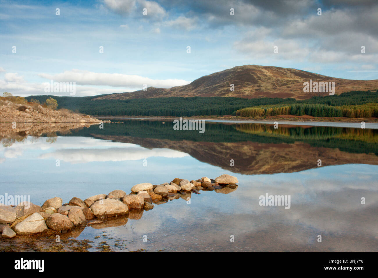 Le pietre che conducono in Loch Doon in East Ayrshire Foto Stock
