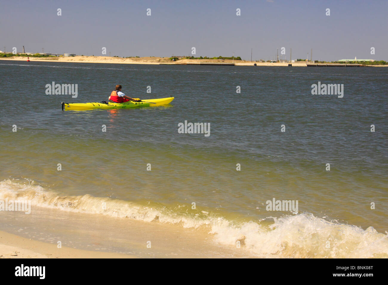 Kayaker in Beaufort entrata a Fort Macon State Park, Atlantic Beach, North Carolina, STATI UNITI D'AMERICA Foto Stock