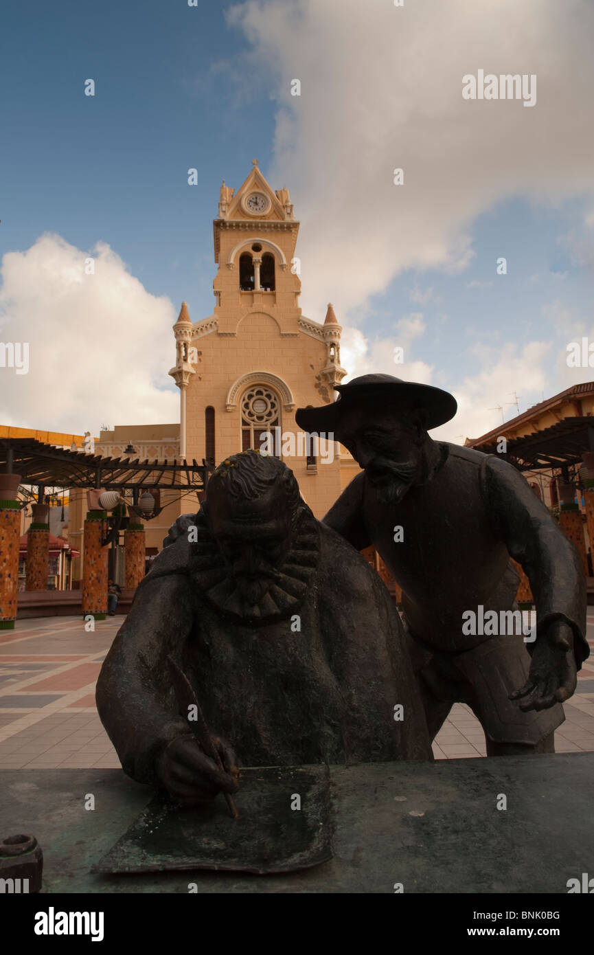 Monumento a Miguel de Cervantes e modernista 'Sagrado Corazón' Church, Melilla, Spagna, Europa. Foto Stock