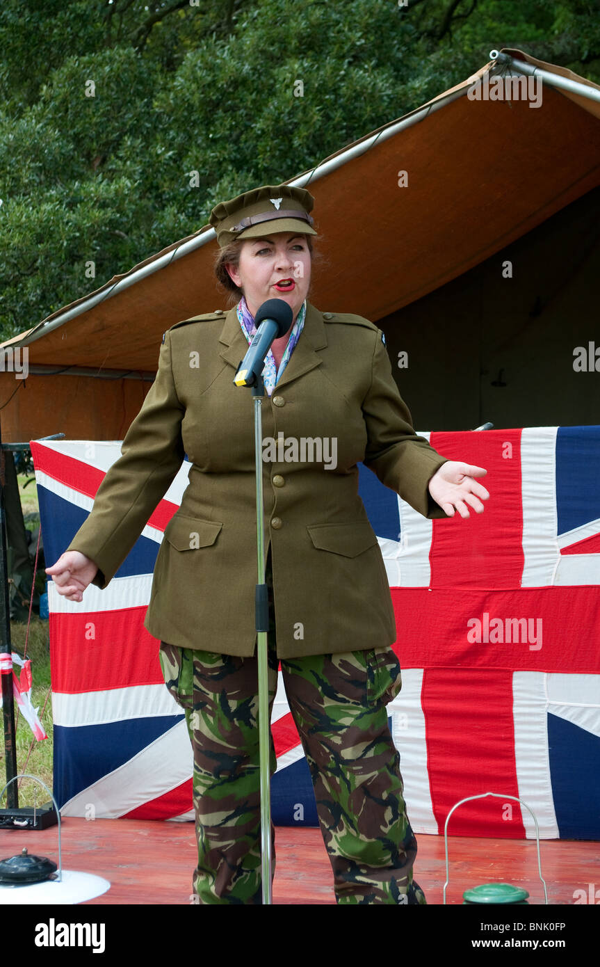 Un animatore femmina in corrispondenza di una seconda guerra mondiale rievocazione giorno in cornwall, Regno Unito Foto Stock