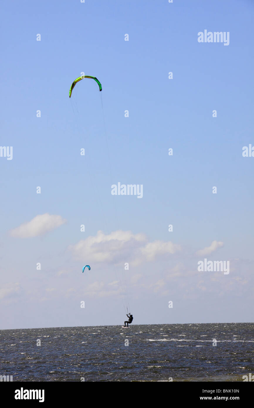 Kiteboarding sul suono Pimlico vicino foro canadese, Cape Hatteras National Seashore, Outer Banks, Buxton, North Carolina, STATI UNITI D'AMERICA Foto Stock