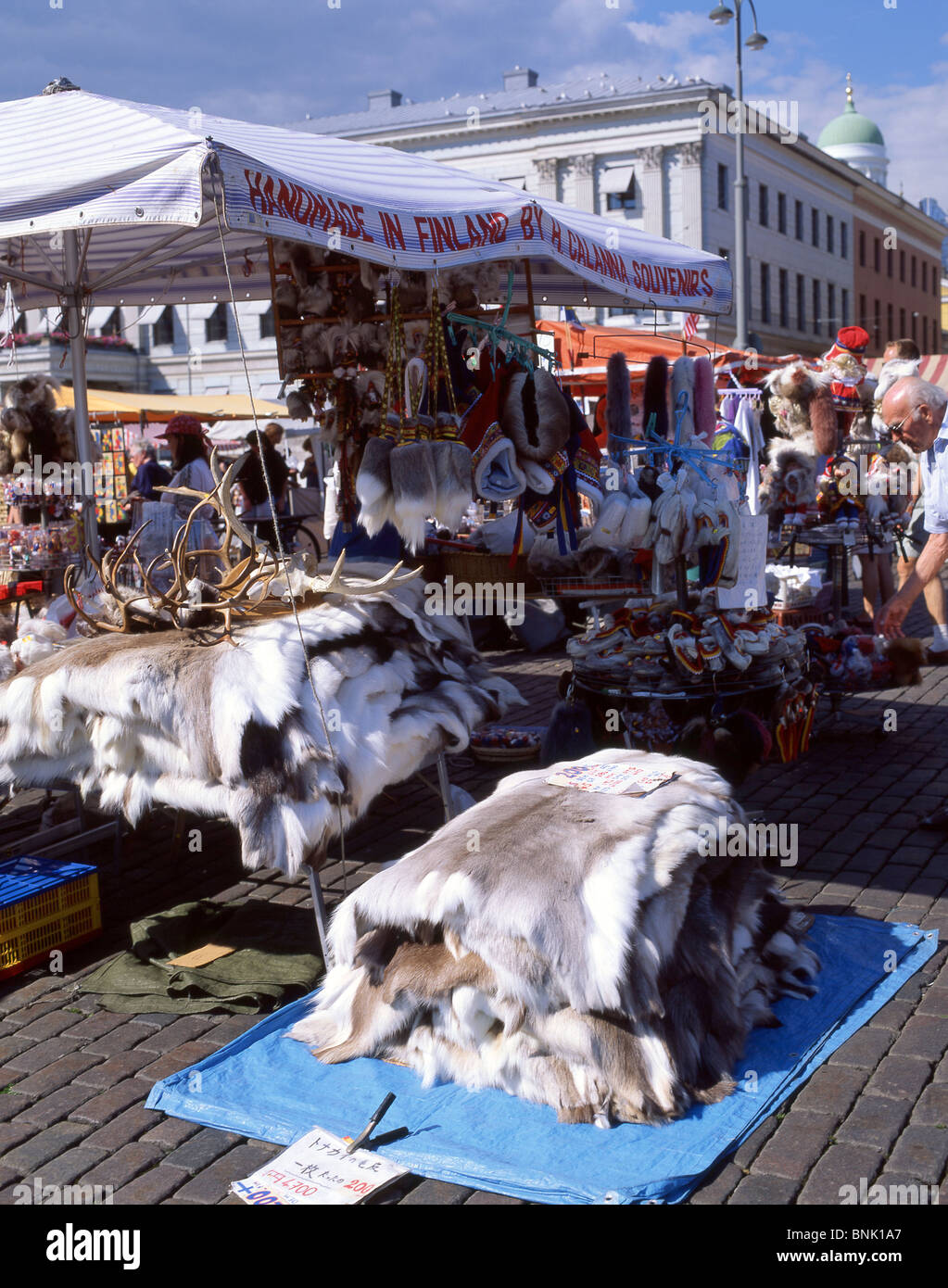 Pelo di animali pellicce per la vendita nel mercato all'aperto, Kauppatori  Market Square, Helsinki, regione di Uusimaa, la Repubblica di Finlandia  Foto stock - Alamy