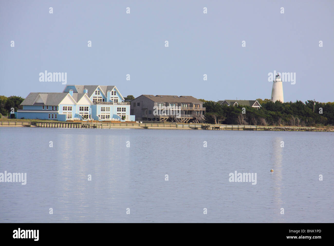 Guardando attraverso il lago di argento Harbour a Ocracoke Lighthouse, Cape Hatteras National Seashore, Ocracoke, North Carolina, STATI UNITI D'AMERICA Foto Stock
