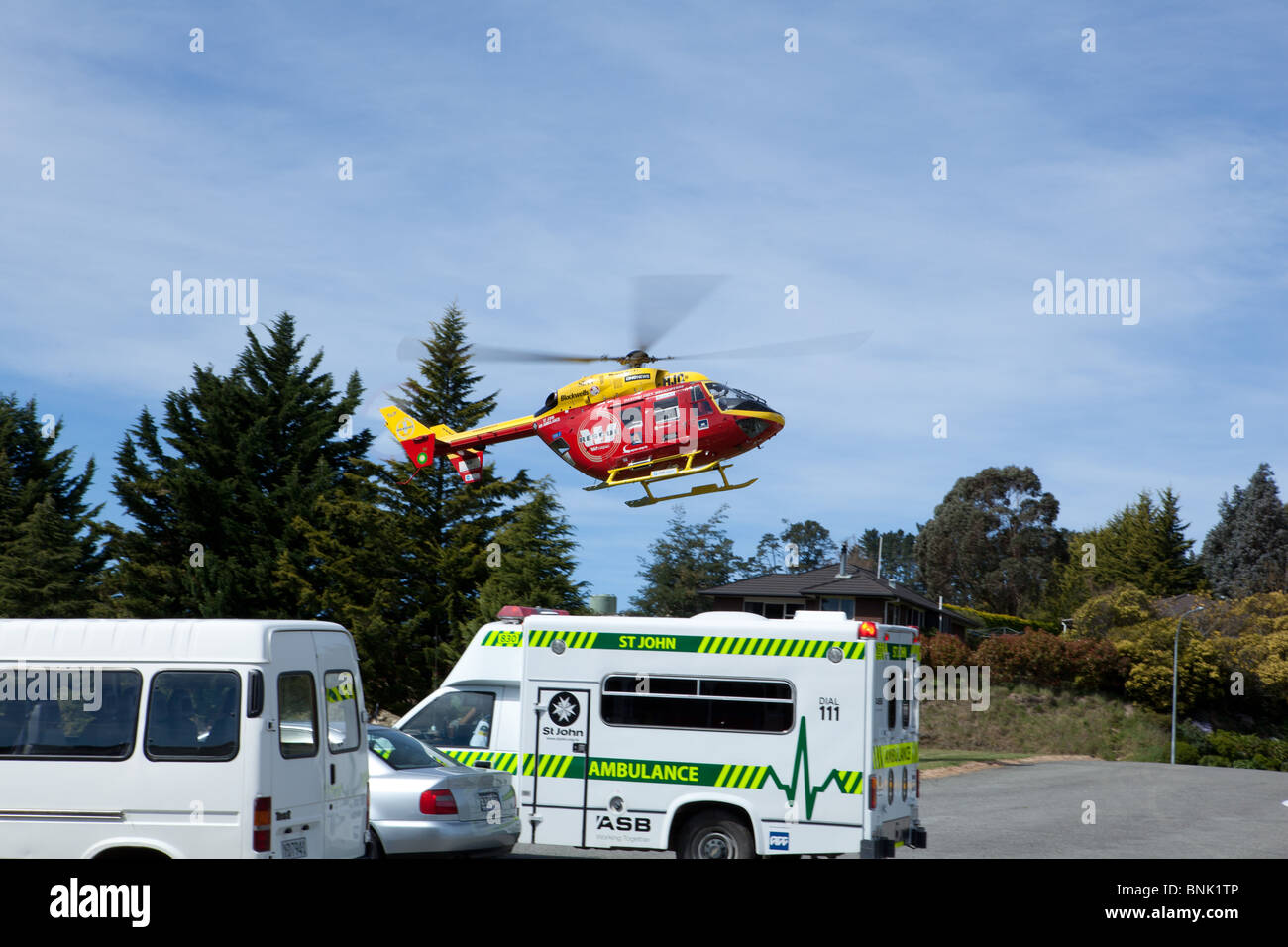 Westpac Salvataggio in elicottero atterra a prelevare un paziente in attesa Foto Stock