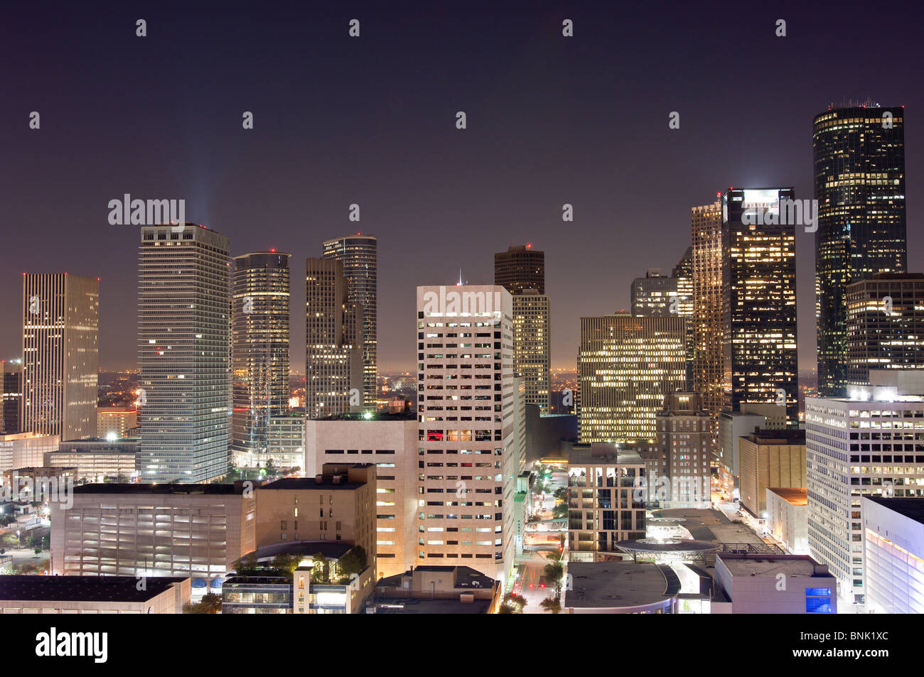 Texas, Houston. Alto skyline notturno del centro cittadino. Foto Stock