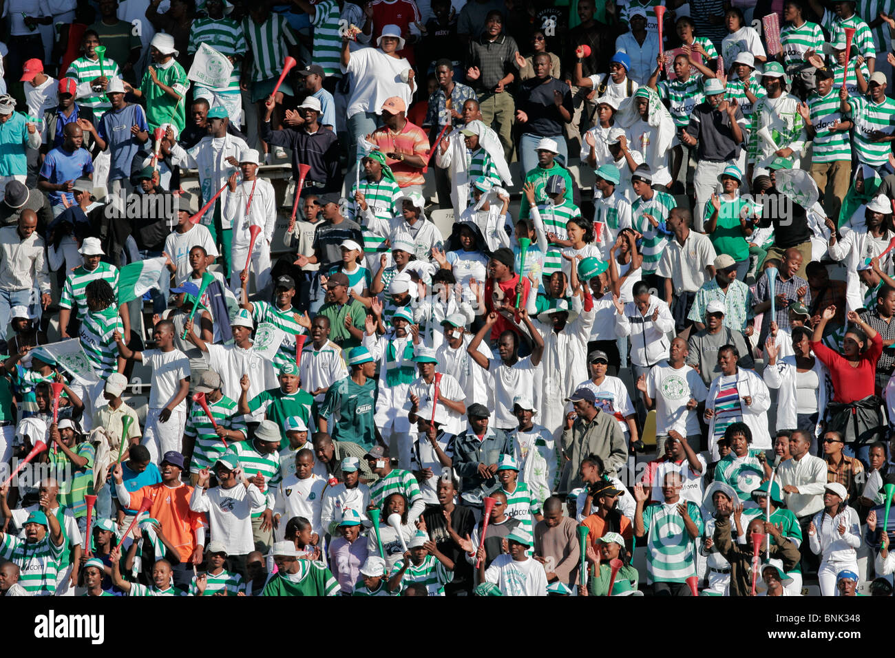 South African soccer fans con Vuvuzelas sostenendo la loro Bloemfontein Celctic team, Sud Africa Foto Stock