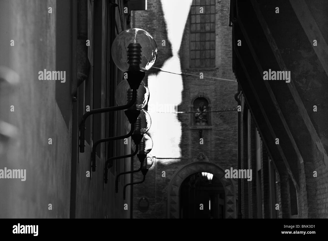 Lampione in bianco e nero in una strada di bologna Foto Stock