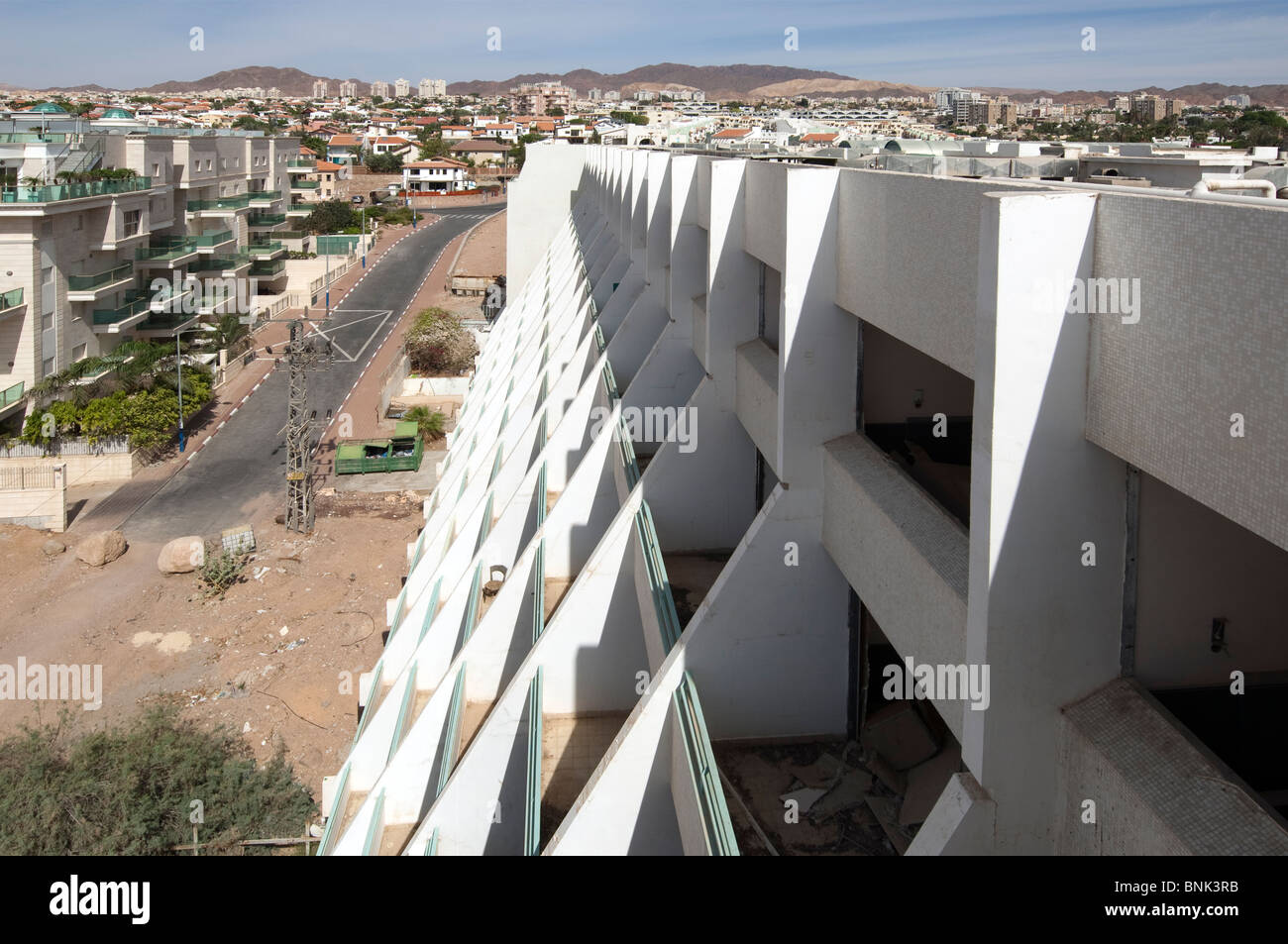 Vista su disfunzionali Dortel hotel Sol in direzione ovest verso i quartieri meridionali di Eilat Israel Foto Stock