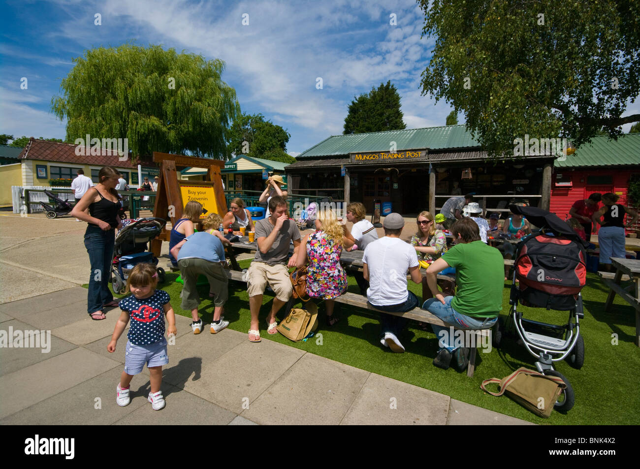 La famiglia a tavoli da pic-nic Foto Stock