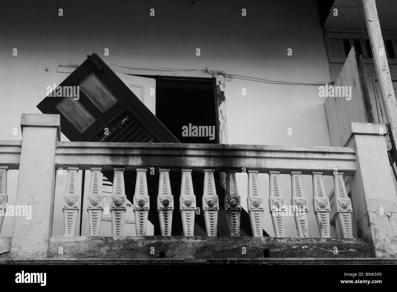 Vecchia porta marcio in corrispondenza di una corsa verso il basso di un balcone. Quartiere Vecchio e la città di Panama, Repubblica di Panama, America Centrale Foto Stock