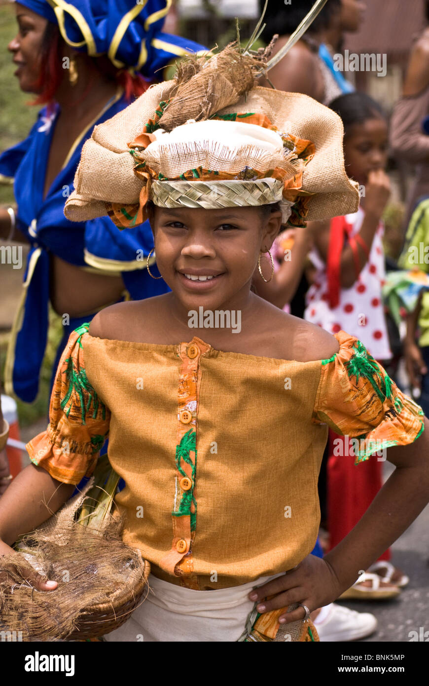 Giovane ragazza in posa per la sua fotografia durante la street parade all'unica Seu Festival che si tiene ogni anno a Curacao Foto Stock