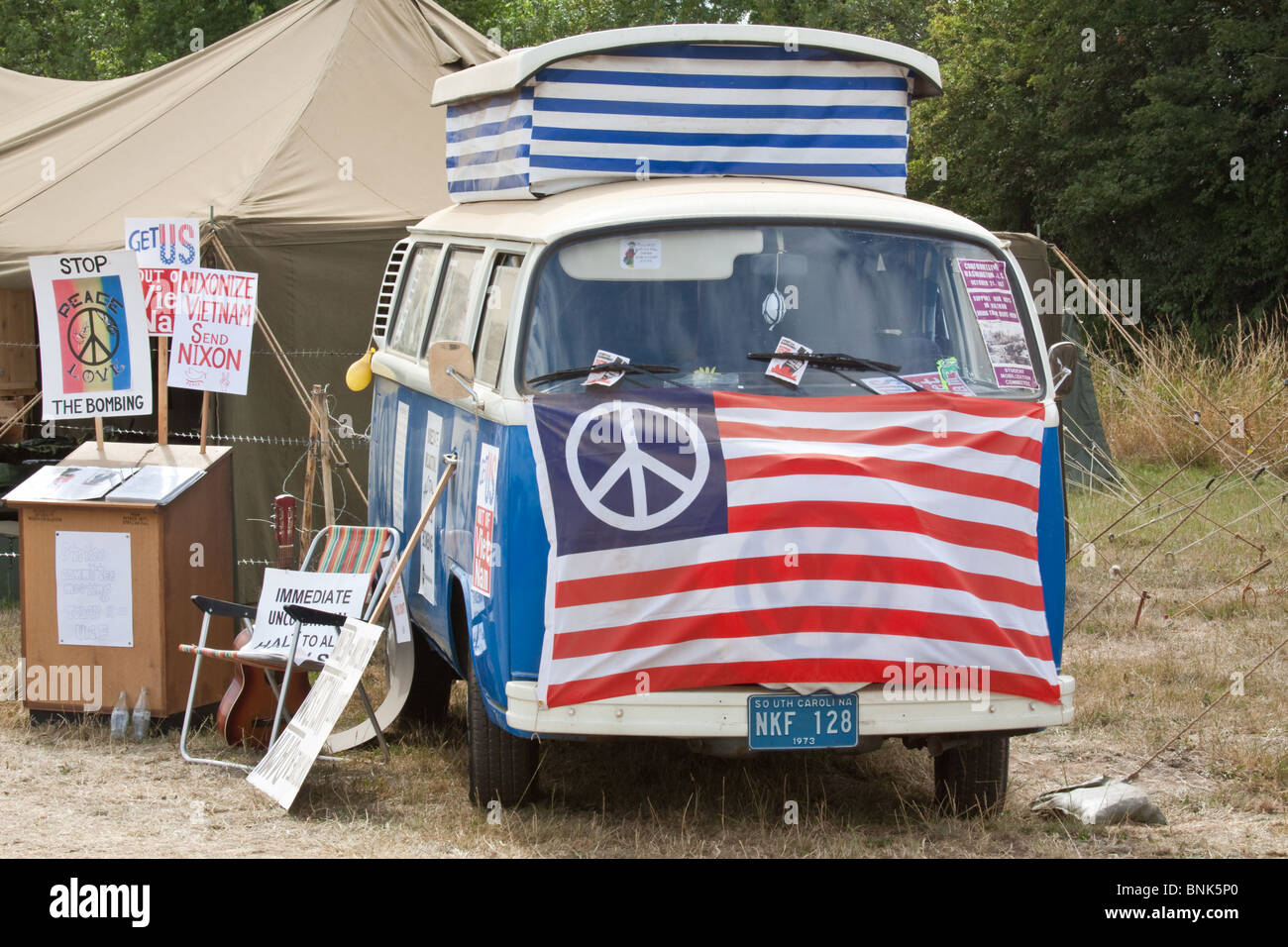 VW Camper Van truccate fuori come un veicolo di protesta contro la guerra del Vietnam durante un weekend di rievocazione storica Foto Stock
