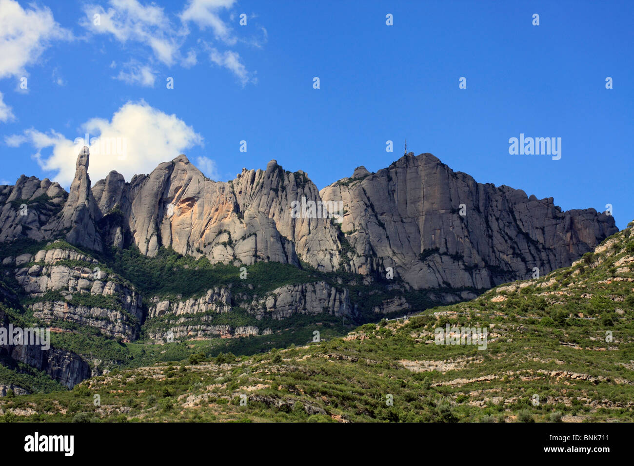 Montserrat (seghettato montagna) è a ovest di Barcellona, in Catalogna, Spagna. Foto Stock