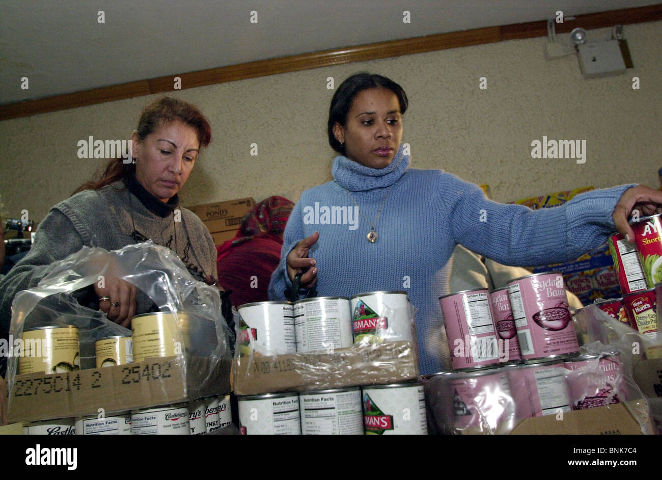 Volontari pack alimentari presso l'amore evangelico Chiesa gruppo food bank in New York Foto Stock