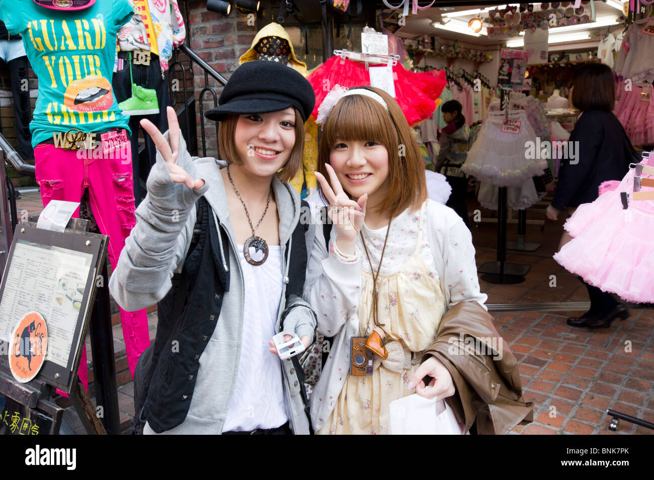 Giovani adolescenti che posano per una foto in Takeshita Dori Street in Harajuku, Tokyo, Giappone Foto Stock