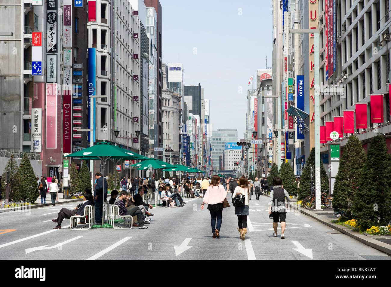 Chuo-dori a Ginza 4-chome, Tokyo, Giappone Foto Stock