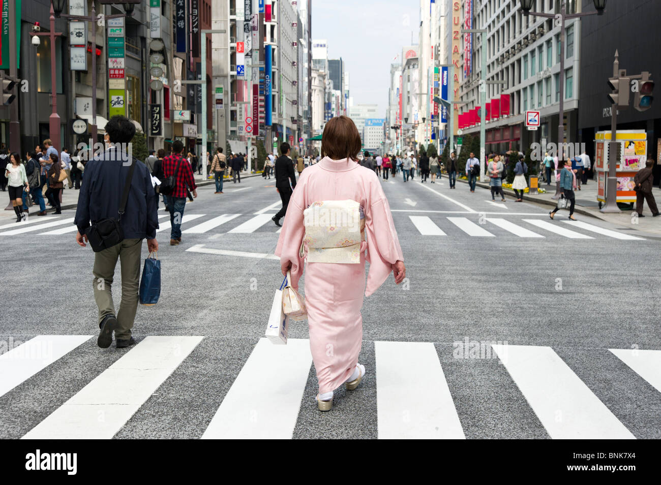 Donna che indossa un kimono su Chuo-dori a Ginza 4-chome, Tokyo, Giappone Foto Stock