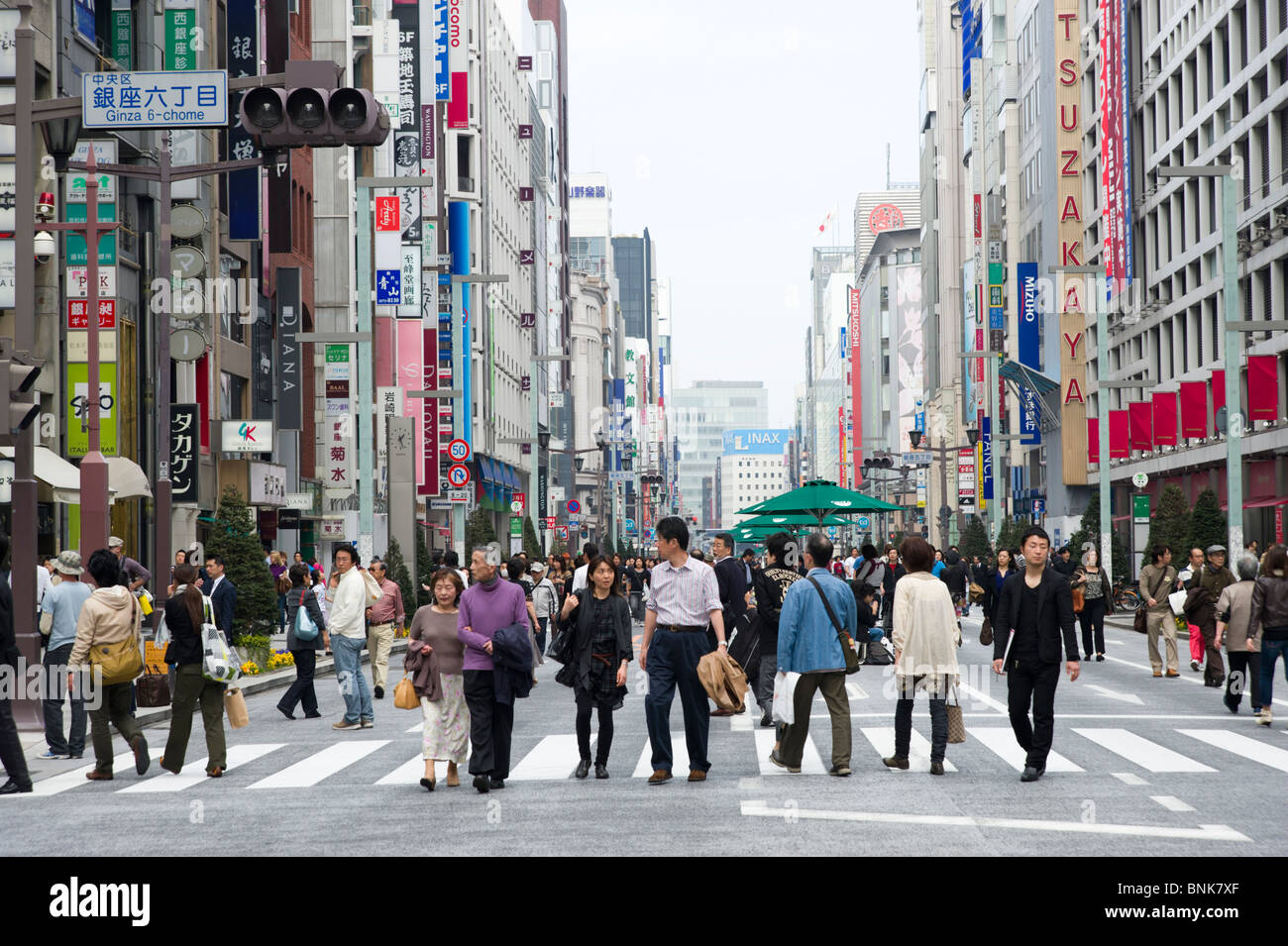 Chuo-dori a Ginza 4-chome, Tokyo, Giappone Foto Stock