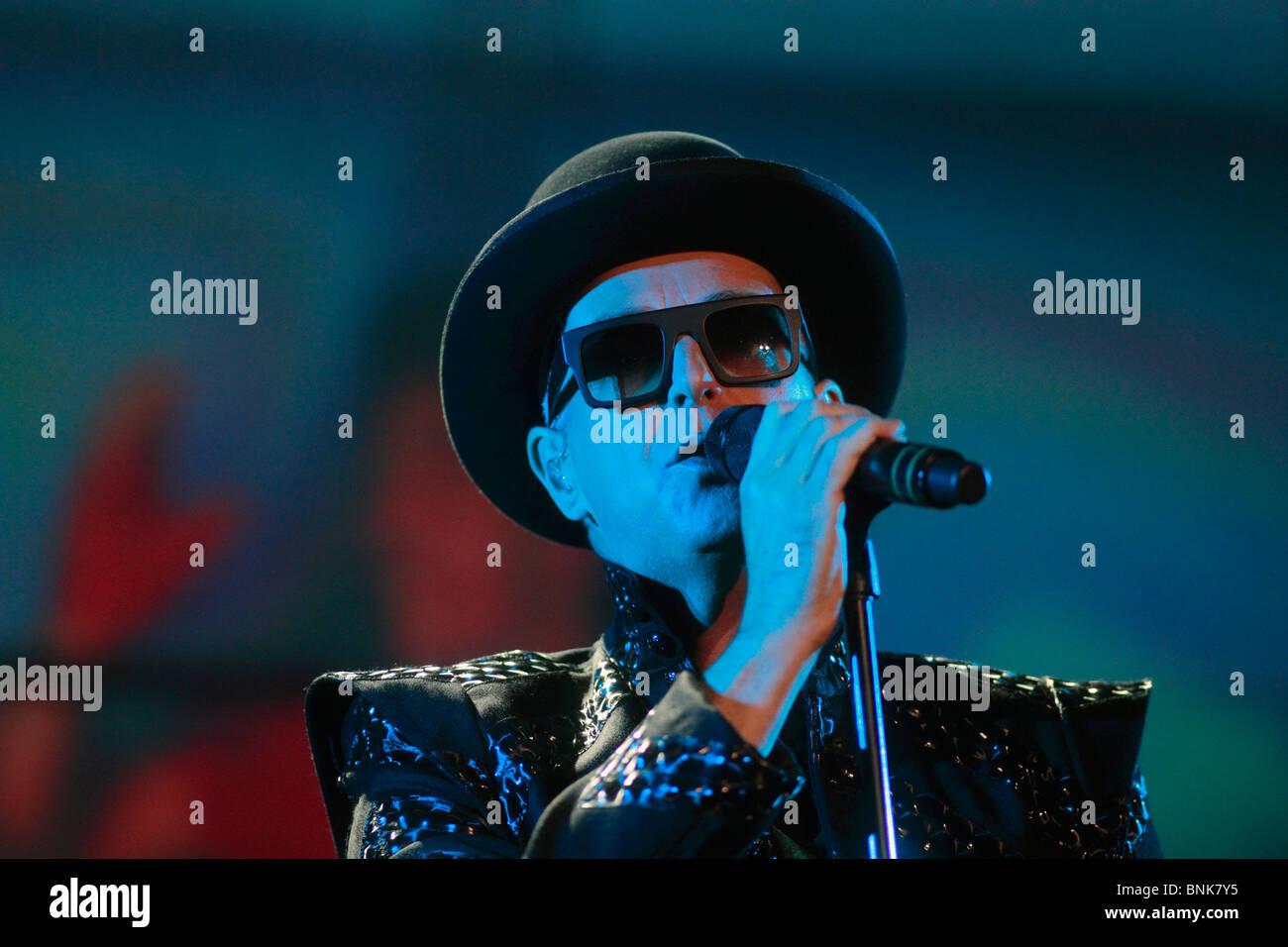 Neil Tennant, (la principale voce) - Pet Shop Boys Pet Shop Boys , lo splendore Festival in Nottingham's Wollaton Park. Pet Shop Boys sono un inglese di musica dance elettronica duo, costituito da Neil Tennant, (la principale voce, tastiere ed occasionalmente chitarra) e Chris Lowe (tastiere e backing vocals). Foto Stock