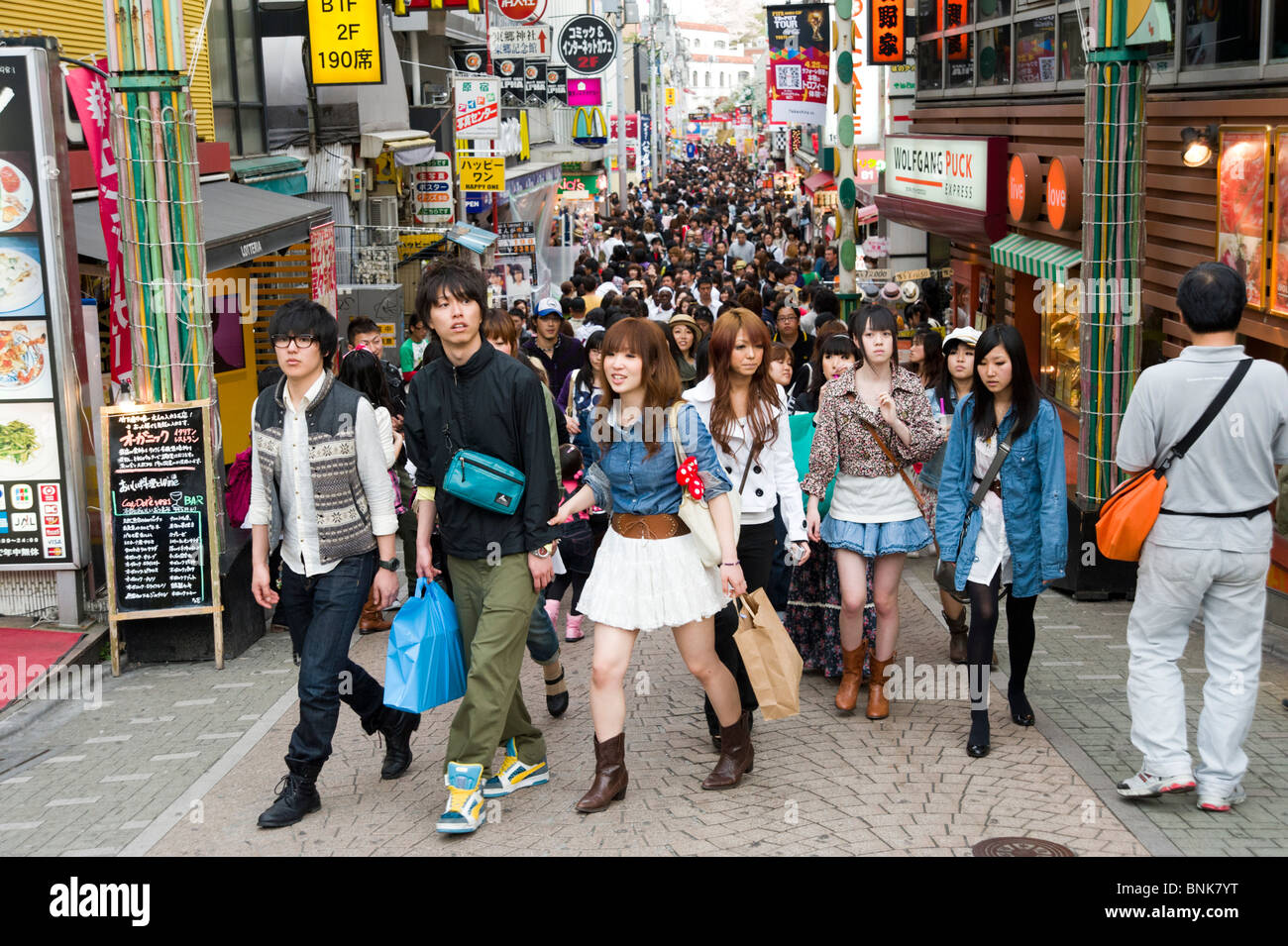 I giovani consumatori sulla Takeshita Dori in Harajuku, Tokyo, Giappone Foto Stock