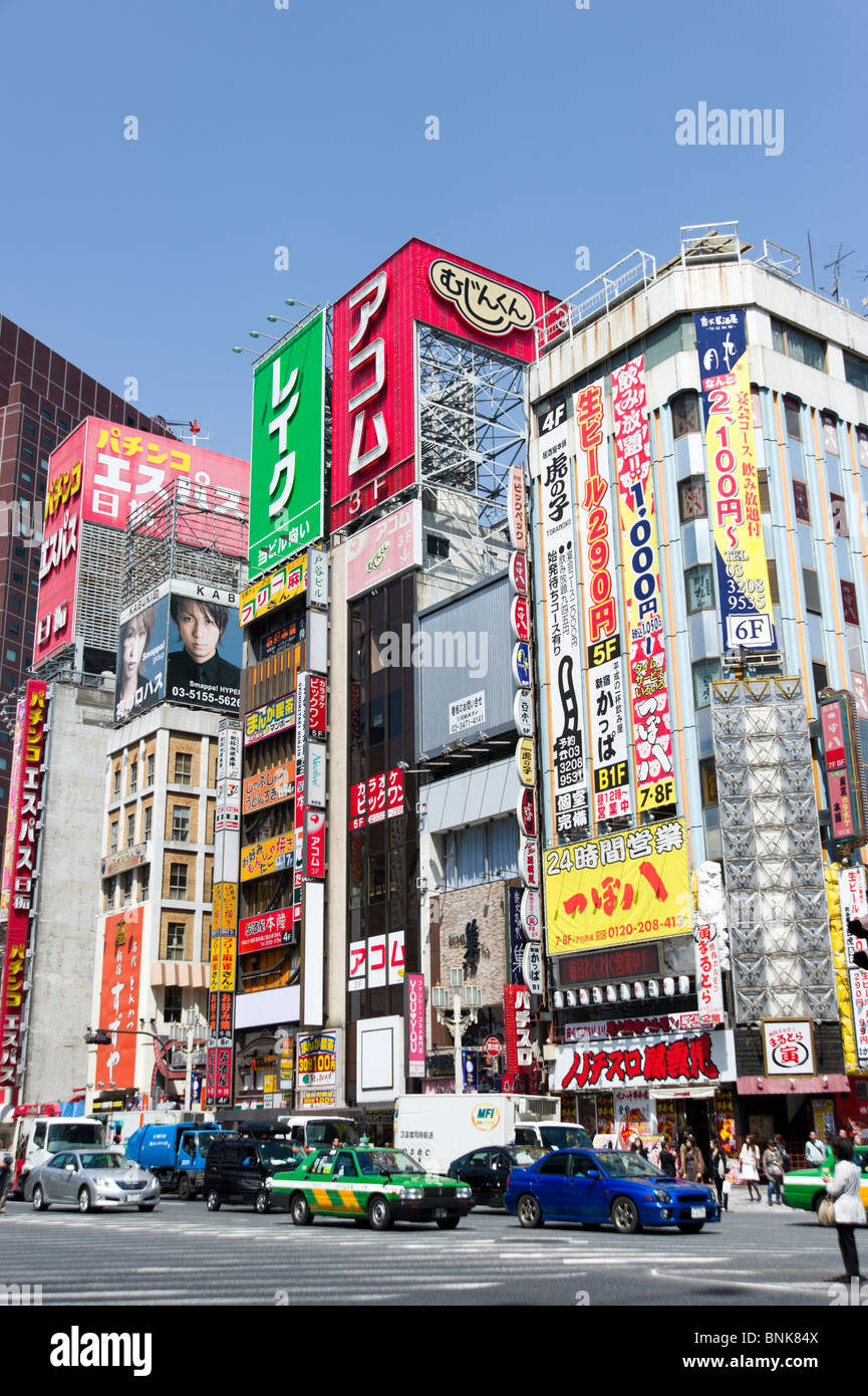 Yasukuni-Dori in Shinjuku, Tokyo, Giappone Foto Stock