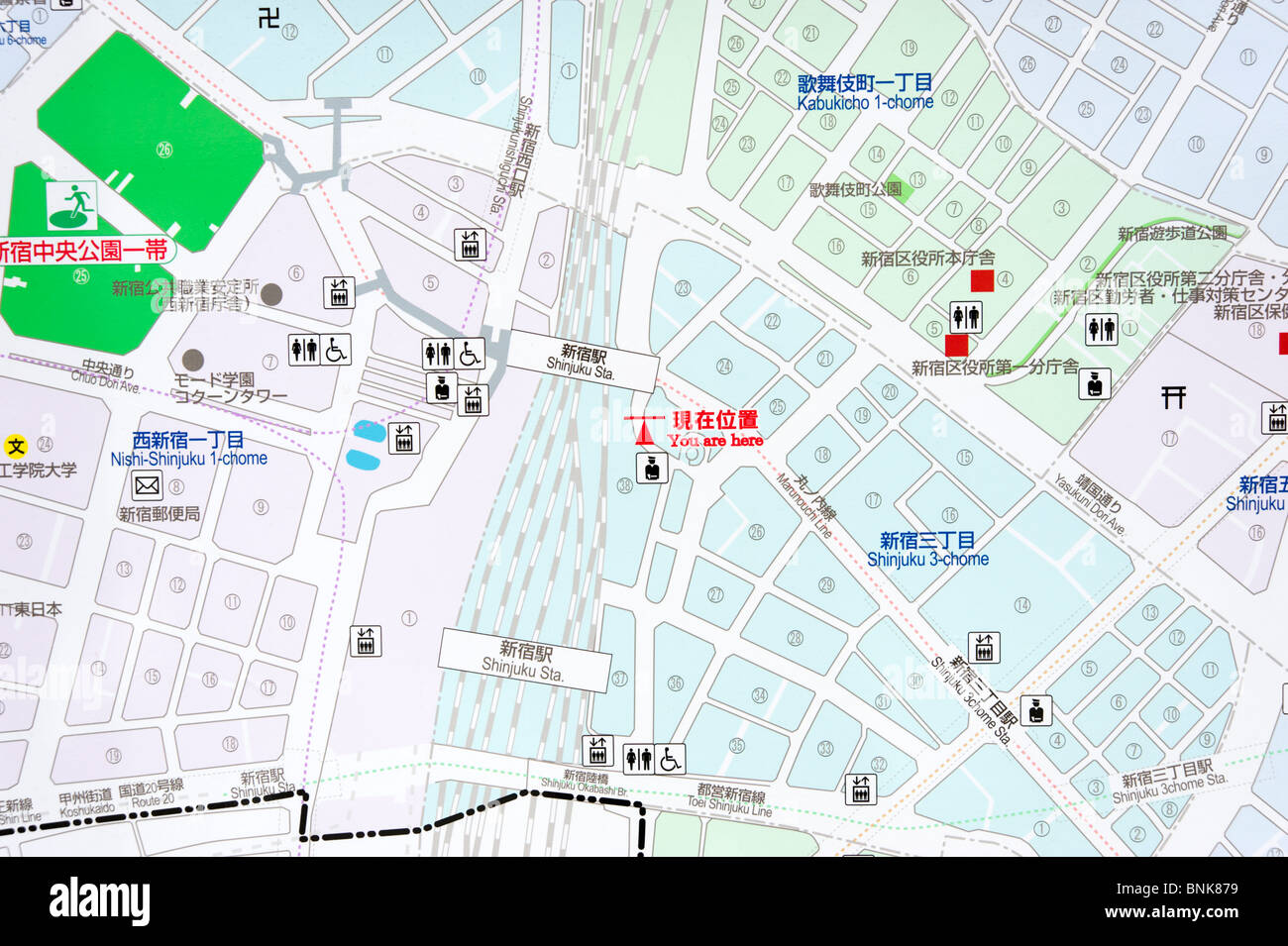 Mappa stradale del quartiere di Shinjuku mostra siete qui in inglese e in giapponese, Tokyo, Giappone Foto Stock