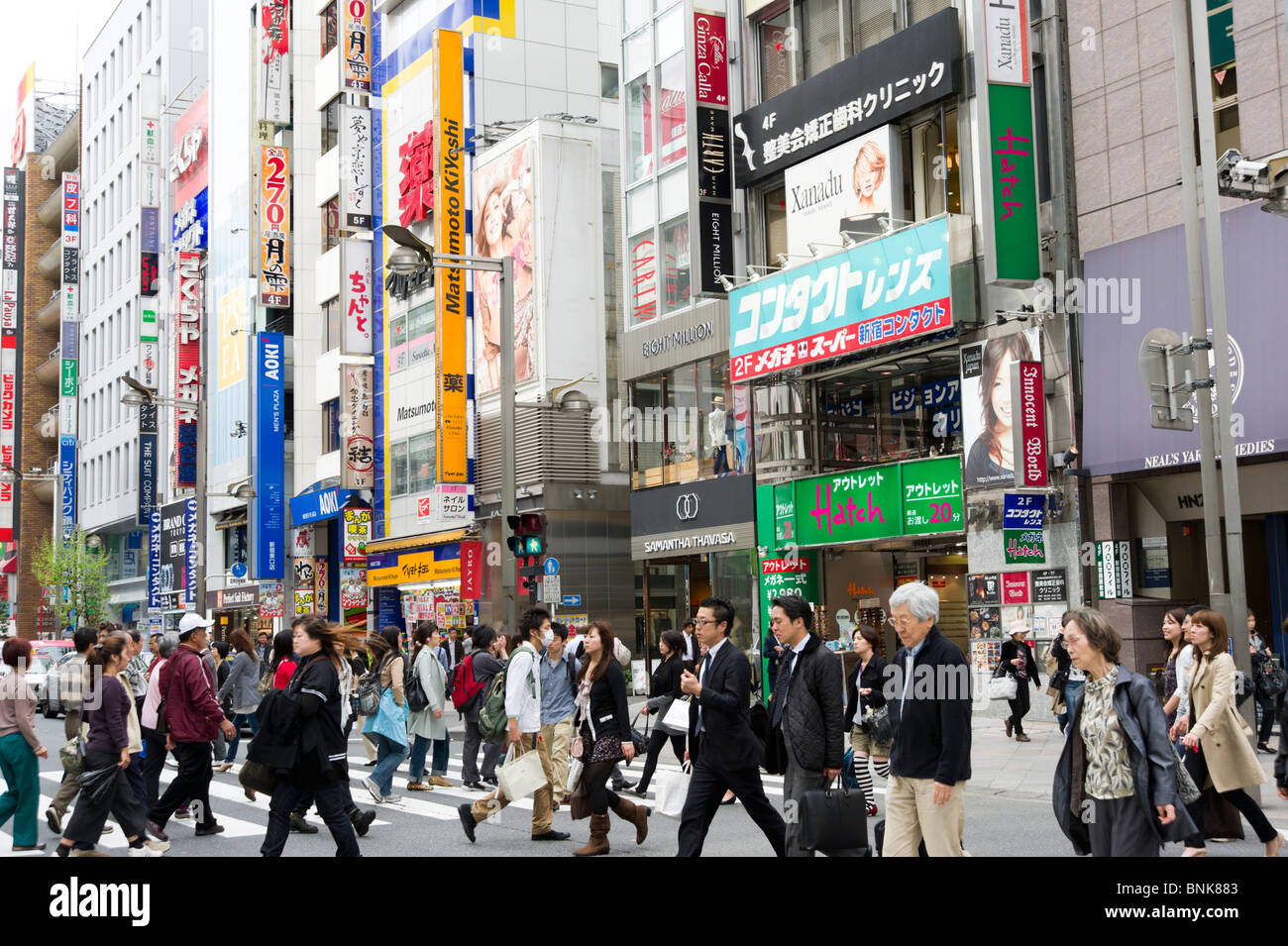 Strada trafficata scena in Shinjuku, Tokyo, Giappone Foto Stock