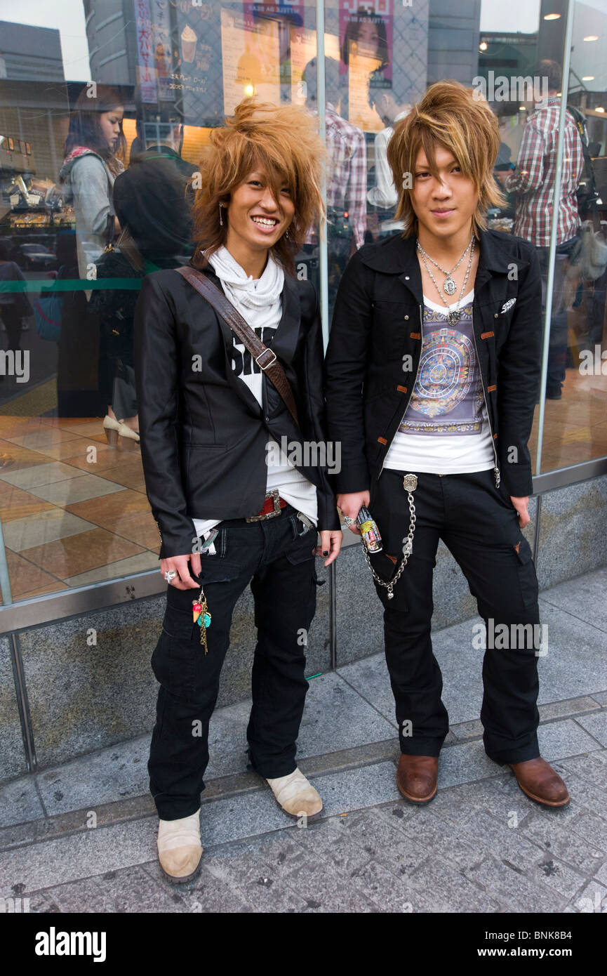 Alla moda di giovani uomini con tinte capelli arancione appendere fuori a Shibuya, Tokyo, Giappone Foto Stock