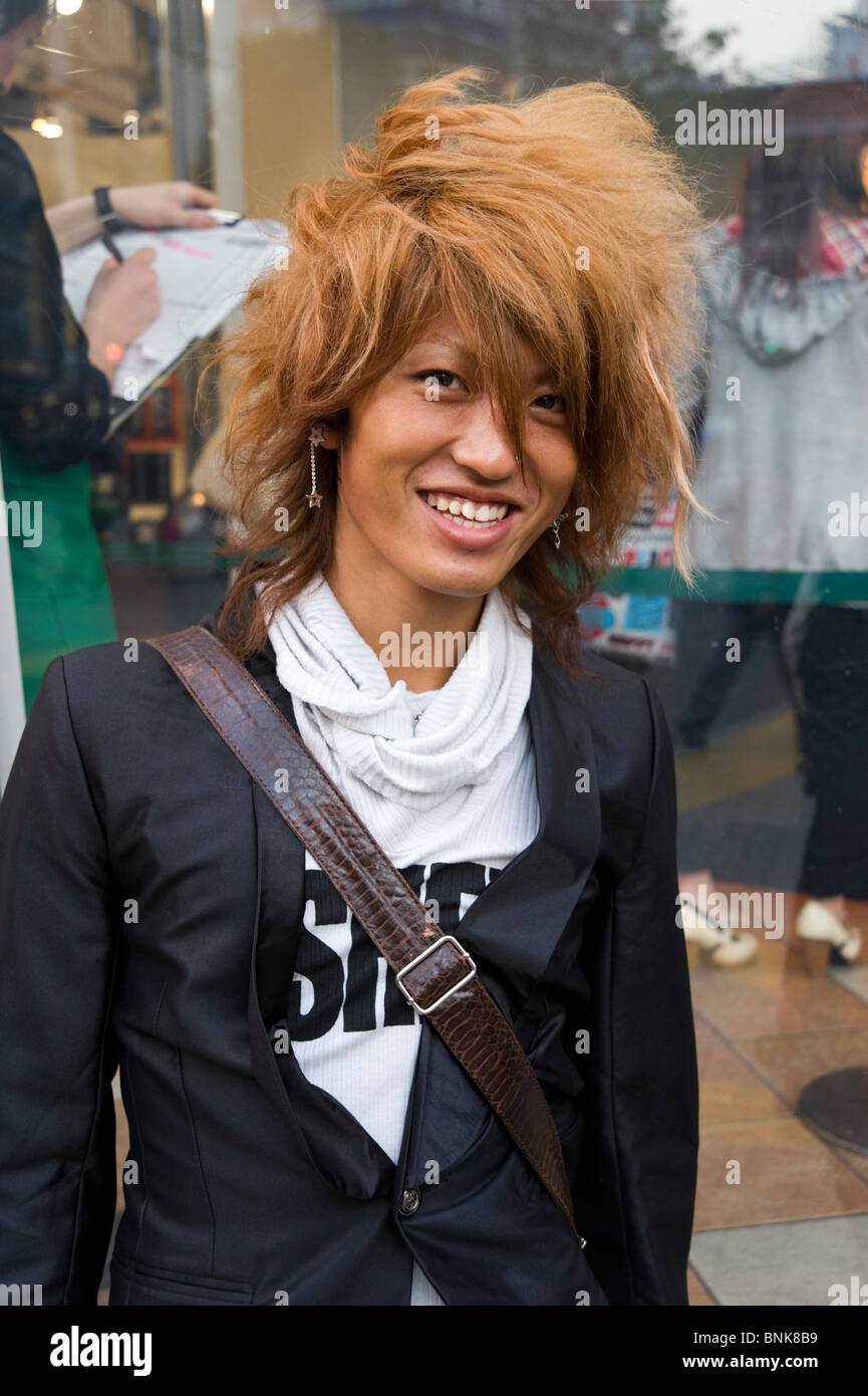 Adolescente alla moda con tinte capelli arancione in Shibuya, Tokyo, Giappone Foto Stock