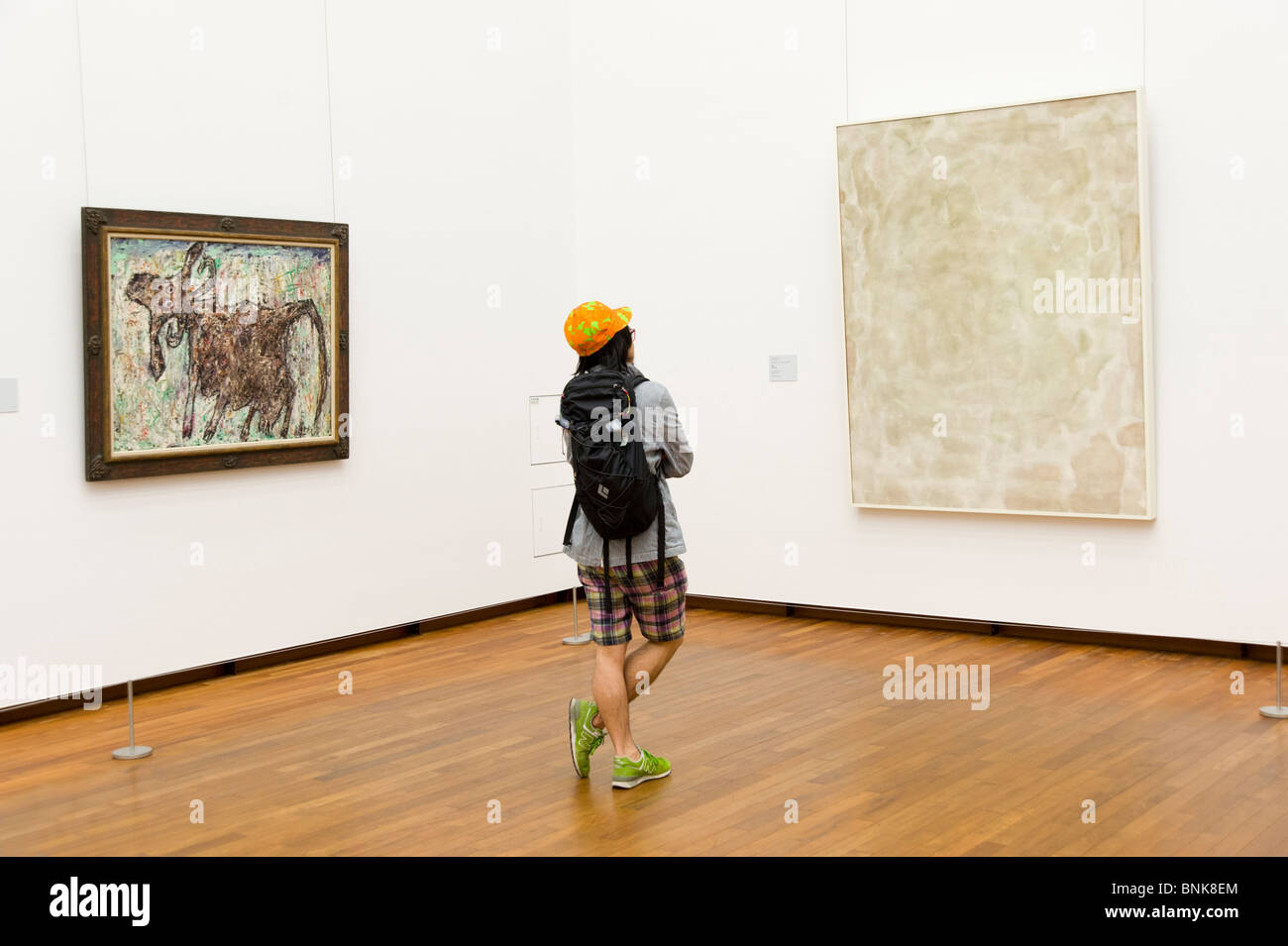 Giovane uomo guardando l'arte moderna nel Museo Nazionale di Arte Occidentale, Tokyo, Giappone Foto Stock