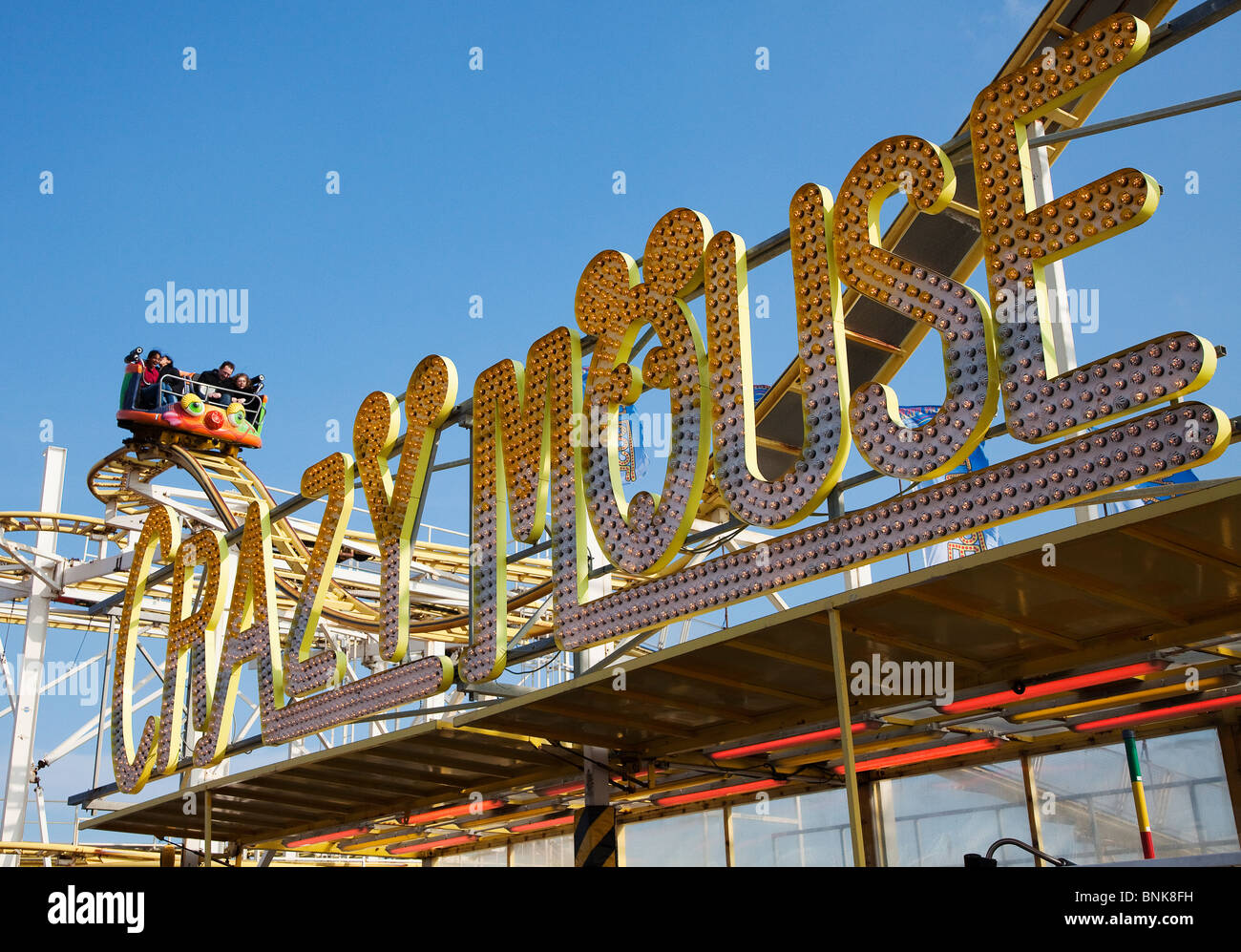 Crazy Mouse roller coaster sul molo di Brighton Regno Unito Inghilterra Foto Stock