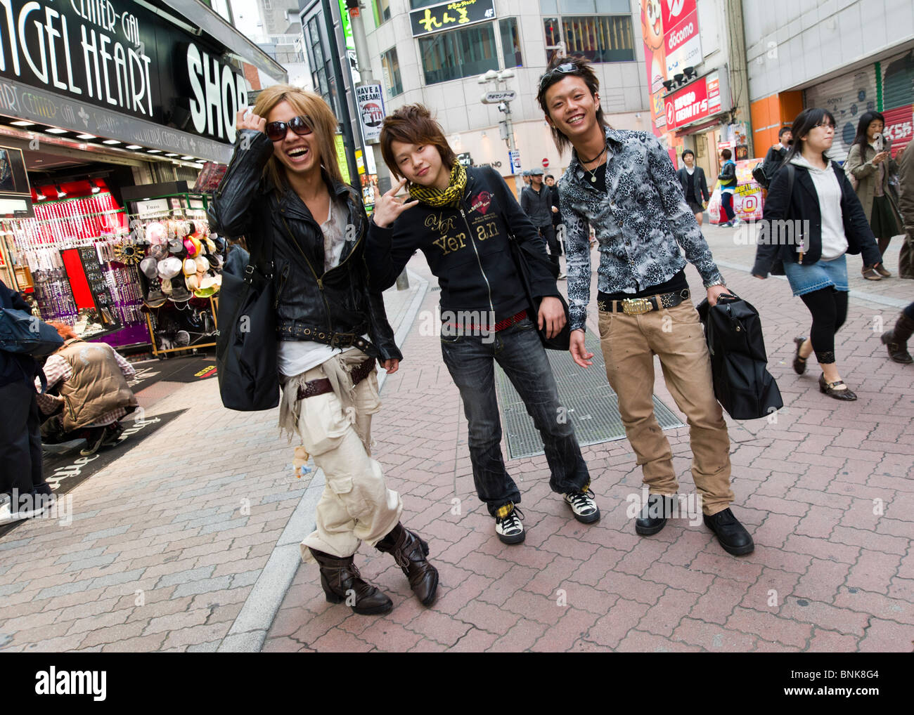 Alla moda di adolescenti in Shibuya, Tokyo, Giappone Foto Stock