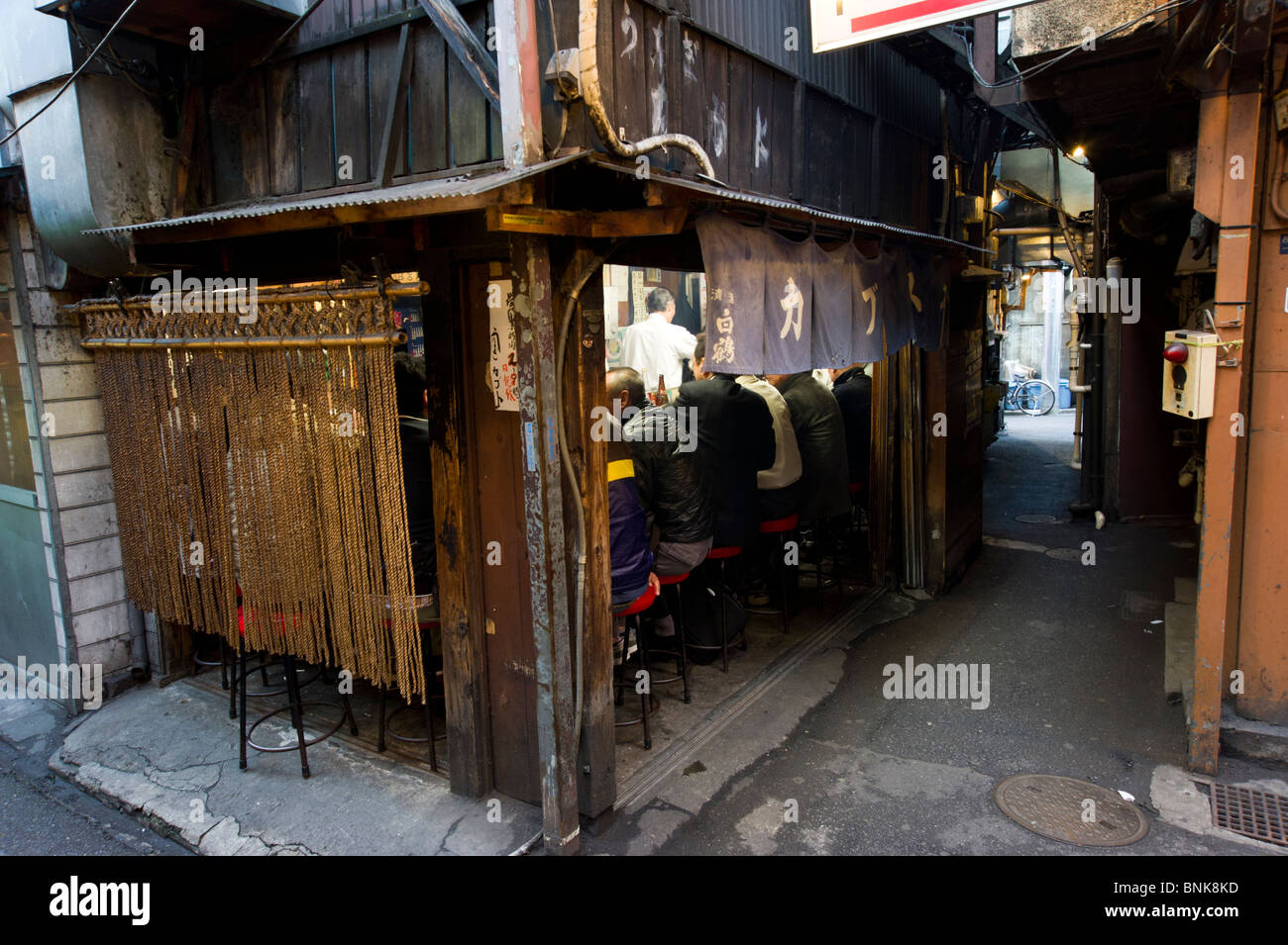 Ristorante Yakitori su Omoide Yokocho in Shinjuku, Tokyo, Giappone Foto Stock