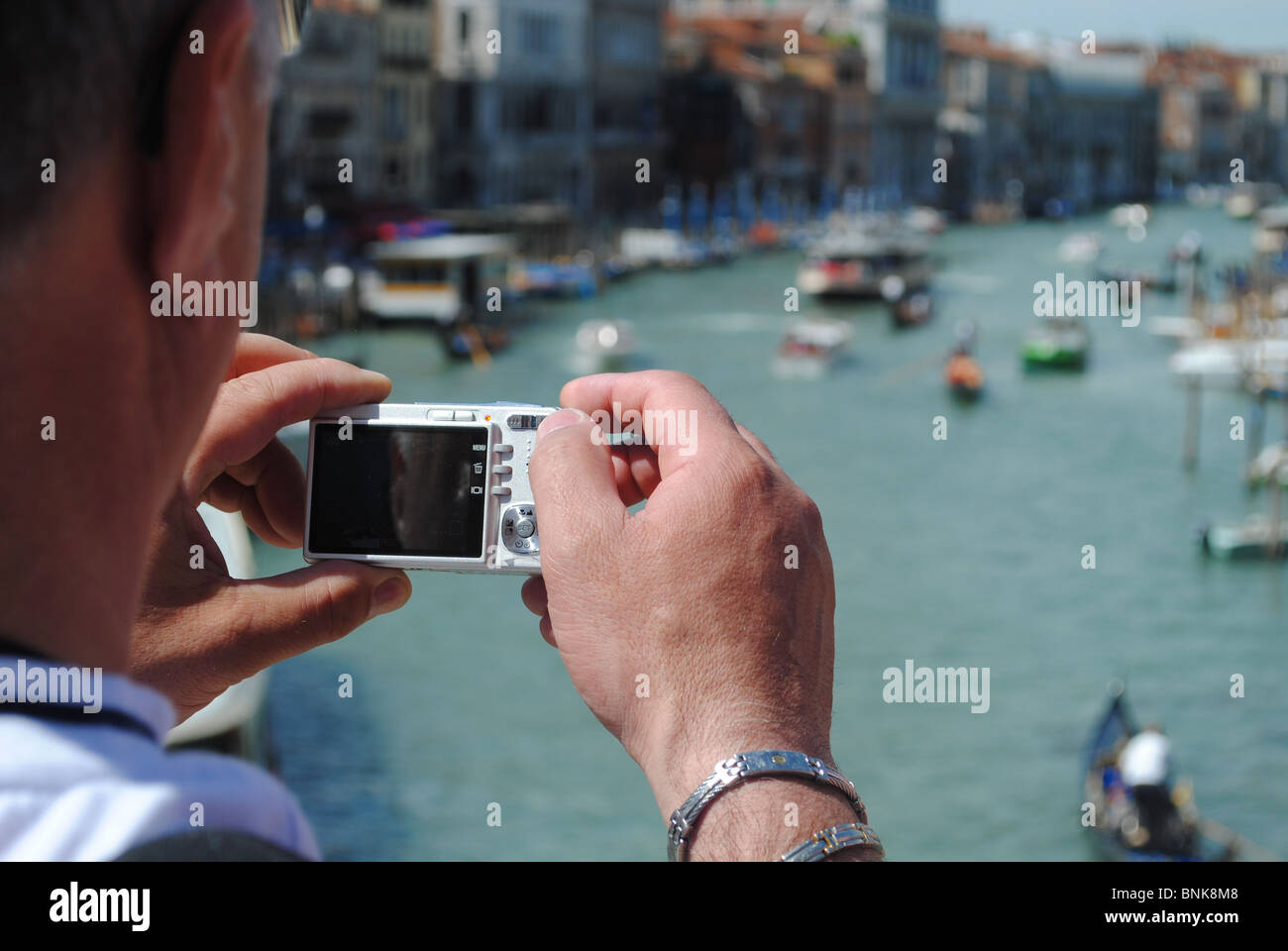 Un turista prende una foto del Grand Canal, Venezia, Italia Foto Stock