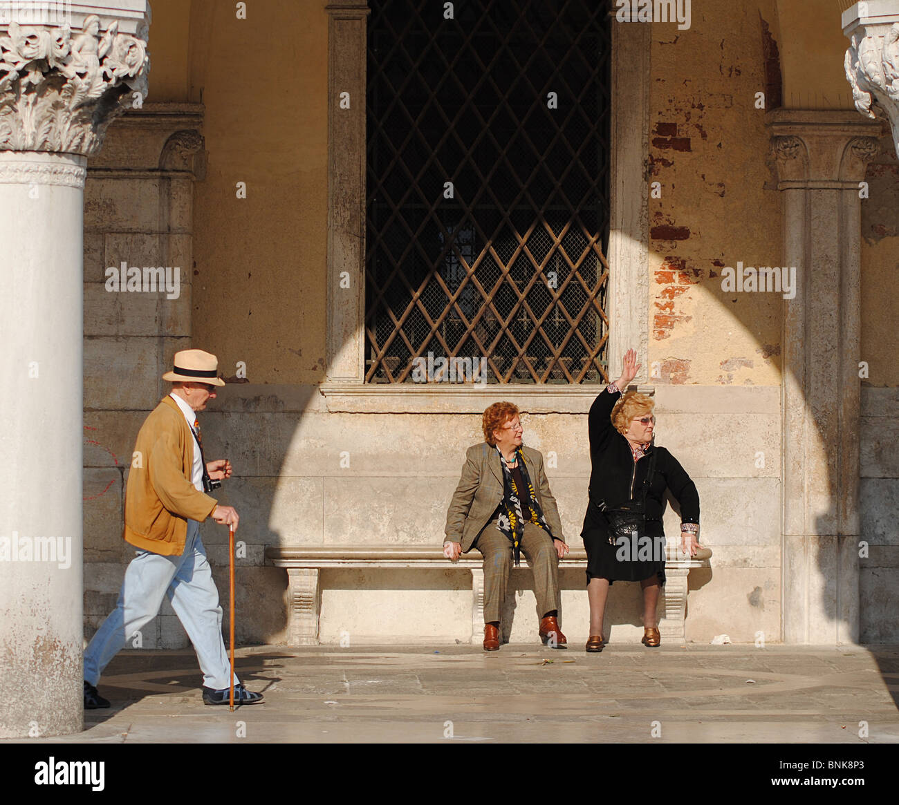 Le ombre della sera e le persone anziane in Piazza San Marco, Venezia Italia Foto Stock