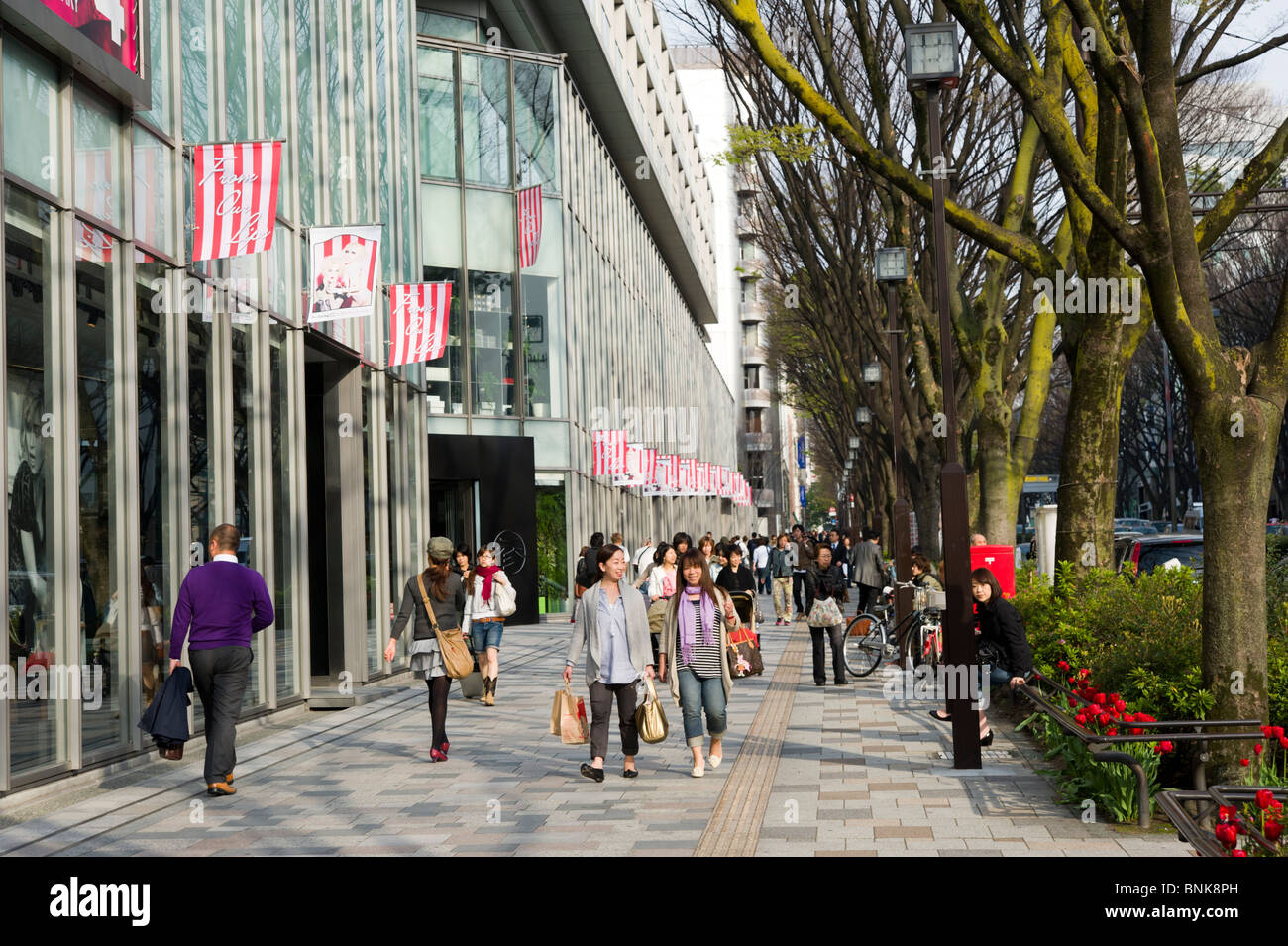 People shopping su Omotesando-dori, Tokyo, Giappone Foto Stock