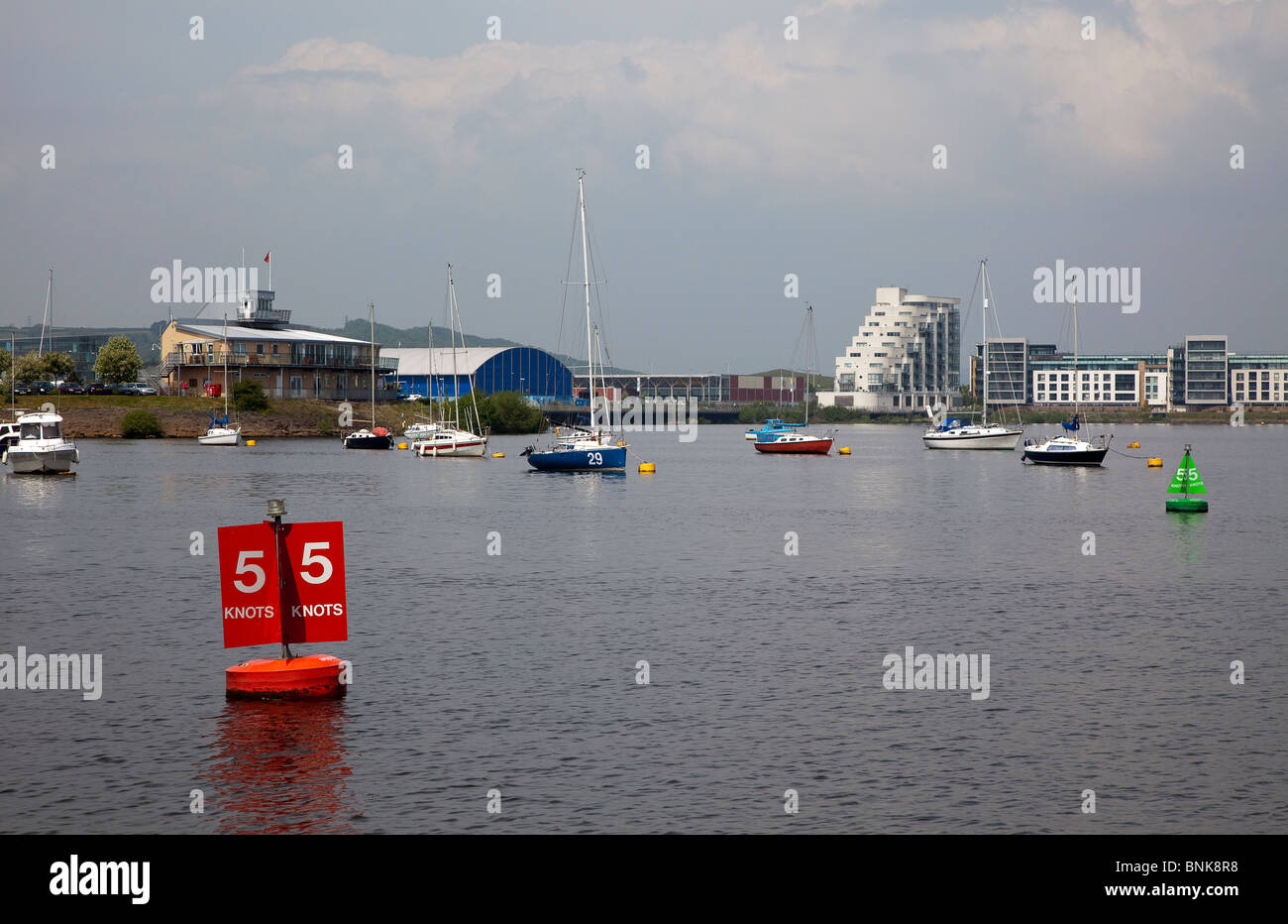 Segnale di limite di velocità sulla boa per la Baia di Cardiff Wales UK Foto Stock
