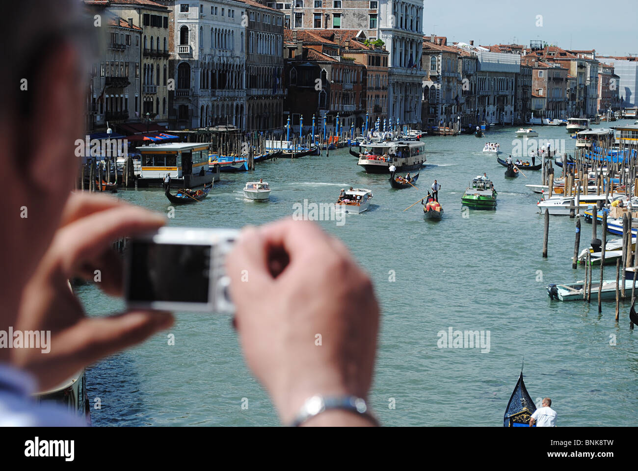 Un turista prende una foto del Grand Canal, Venezia, Italia Foto Stock