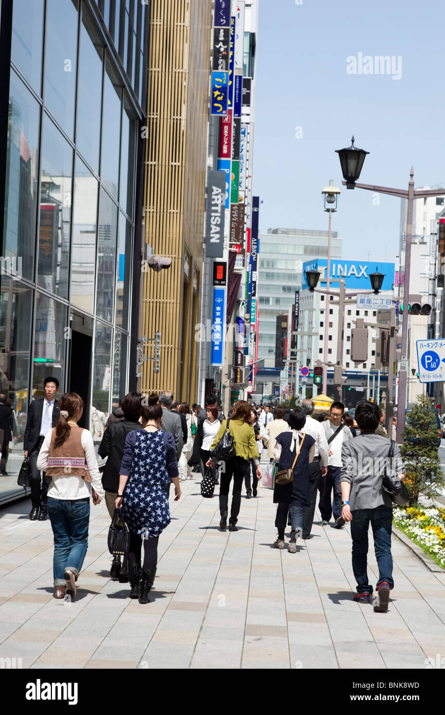 Gli amanti dello shopping sulla Chuo-dori a Ginza 4-chome, Tokyo, Giappone Foto Stock