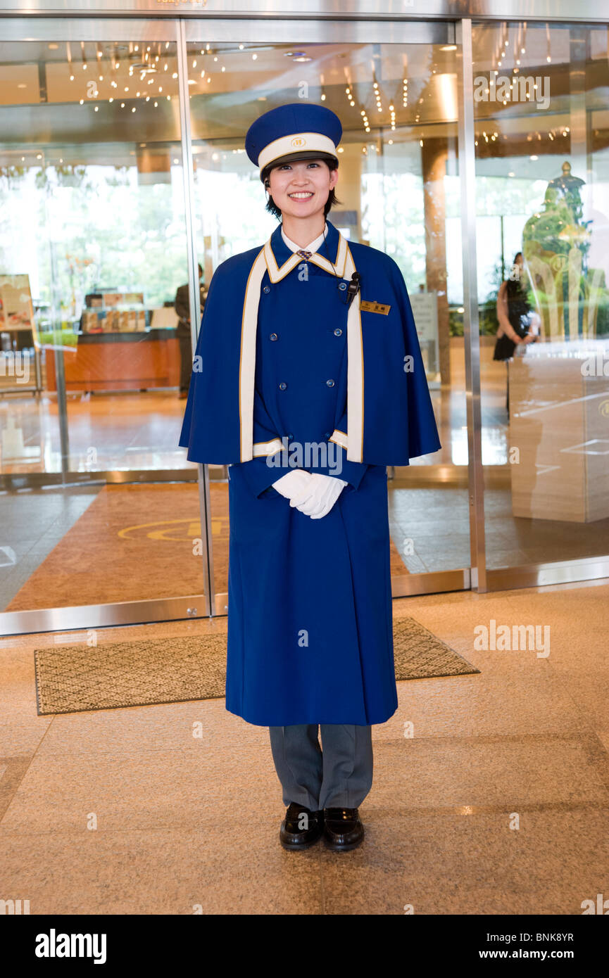 Hotel portiere di ingresso esterno per l'Hilton Tokyo Bay, Tokyo, Giappone Foto Stock